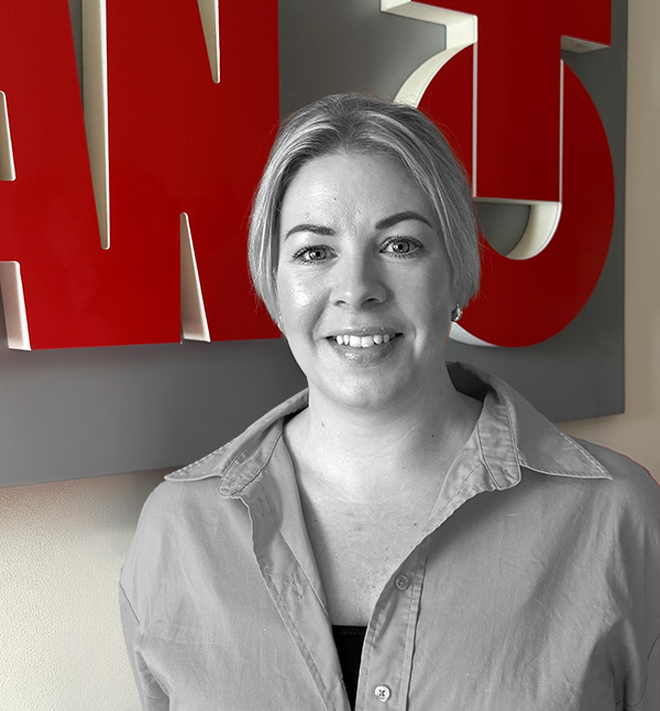 Malin Aguirre, Ekonomi och Administration
